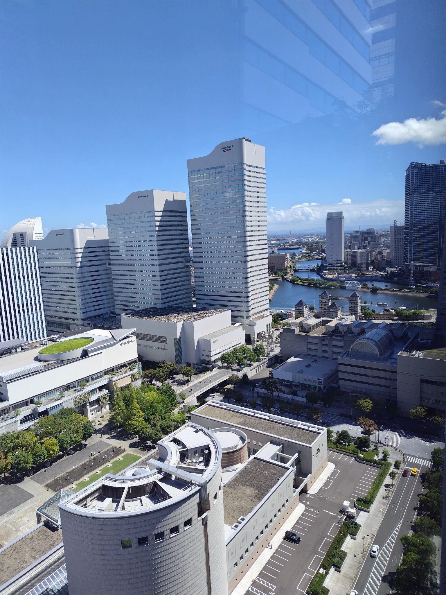 横浜の空とビル街の広がり